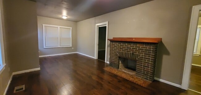 Building Photo - Section 8 Accepted 2 Bedroom Brick Home