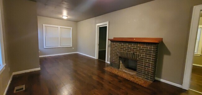 Foto del edificio - Section 8 Accepted 2 Bedroom Brick Home