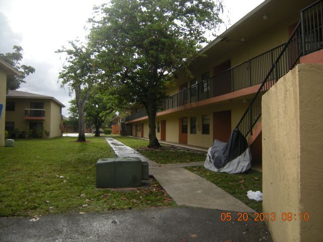 Foto del edificio - 2-1 end unit Apartment in Tamarac-central a/c