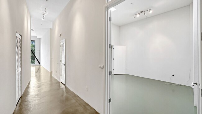 Foto del edificio - Authentic Loft Living in an Emeryville Landmark