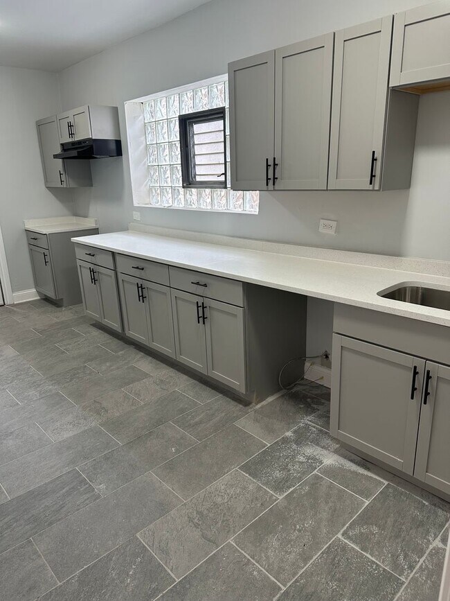 Foto del edificio - 8040 S Langley Ave