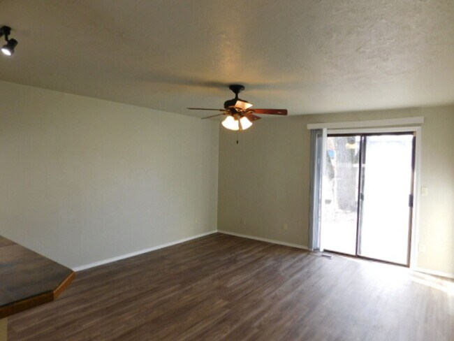 Foto del edificio - 3Bd/2Ba Single Story Home-For viewing!