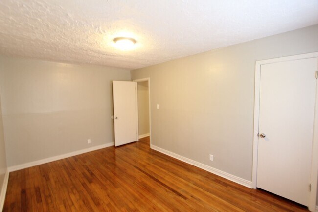 Foto del edificio - New On the Market - South Eastlake - Newly...