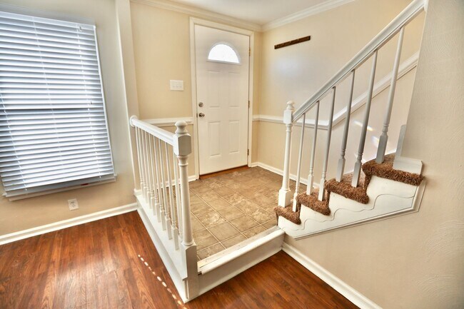Building Photo - Updated Townhome in Kempsville Lake! Pet f...