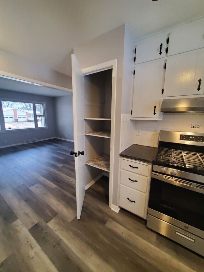 Building Photo - Updated half duplex