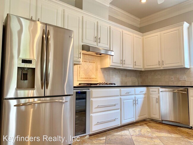 Building Photo - 3 br, 2.5 bath House - 535 Lake Villa Drive