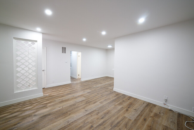 Building Photo - Shiny and NEW! Newly Reno'd 940 Sqft 2 Bed...