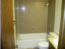 Baño - 680 S 20th St
