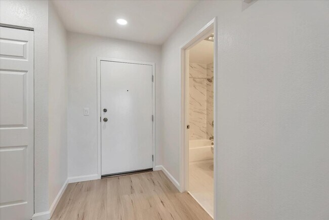Building Photo - 815 Sea Spray Ln