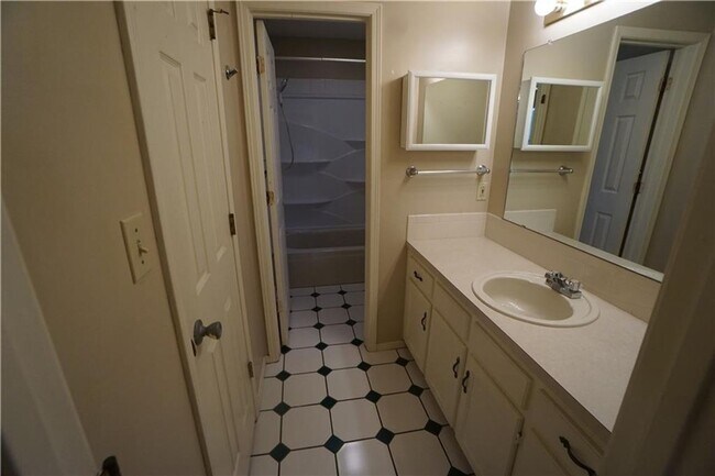 Foto del edificio - 4 Bedroom House, Gas Heat and Hot Water, N...