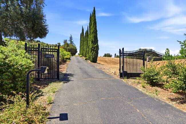 Building Photo - Million Dollar Views! Available Now!