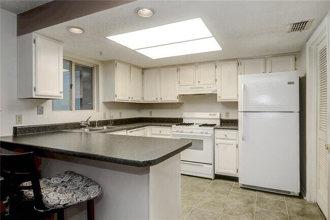 Building Photo - 44 Rumson Ct