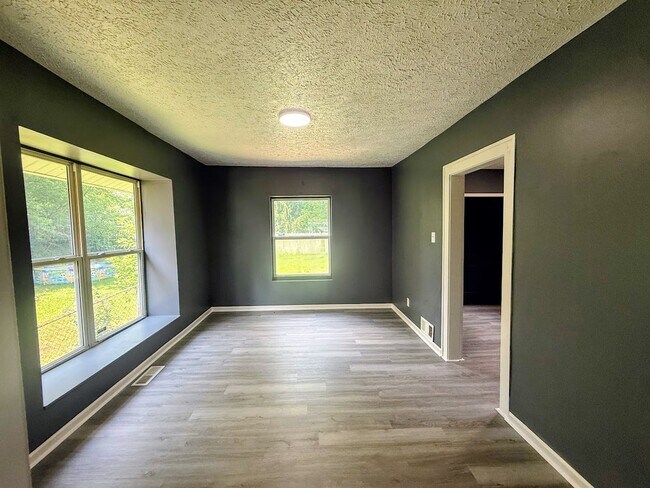 Foto del edificio - Three bedroom one bathroom single-family home for rent