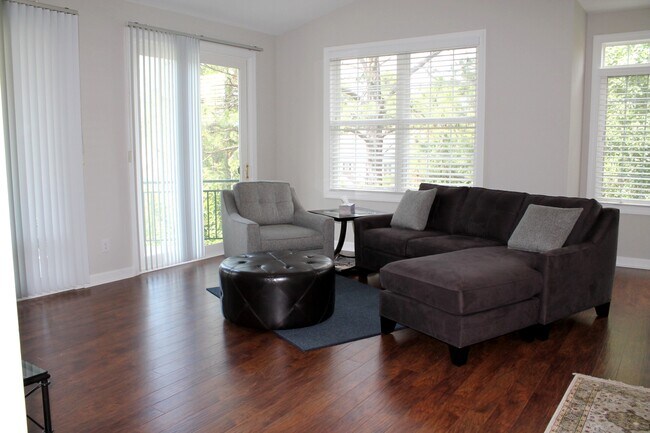 Building Photo - 2137 Creswell Dr