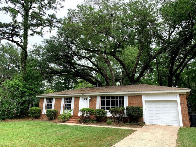 Building Photo - Spacious Three Bedroom, Two Bath Beautiful...