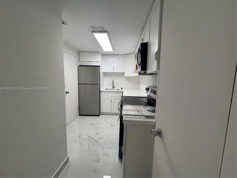 Building Photo - 905 Brickell Bay Dr