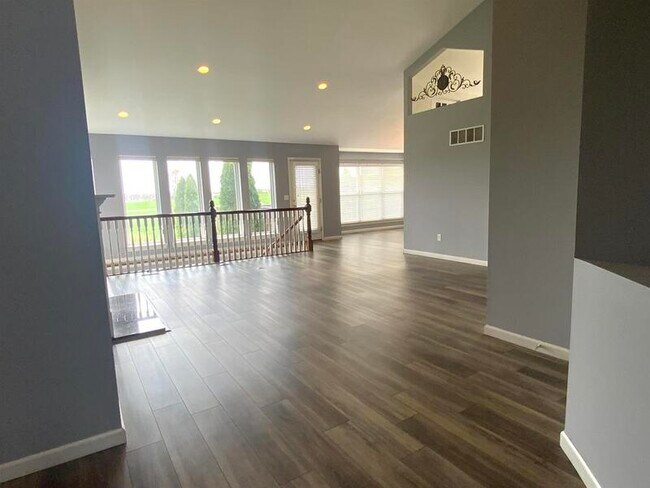 Building Photo - 605 Tennyson Ct