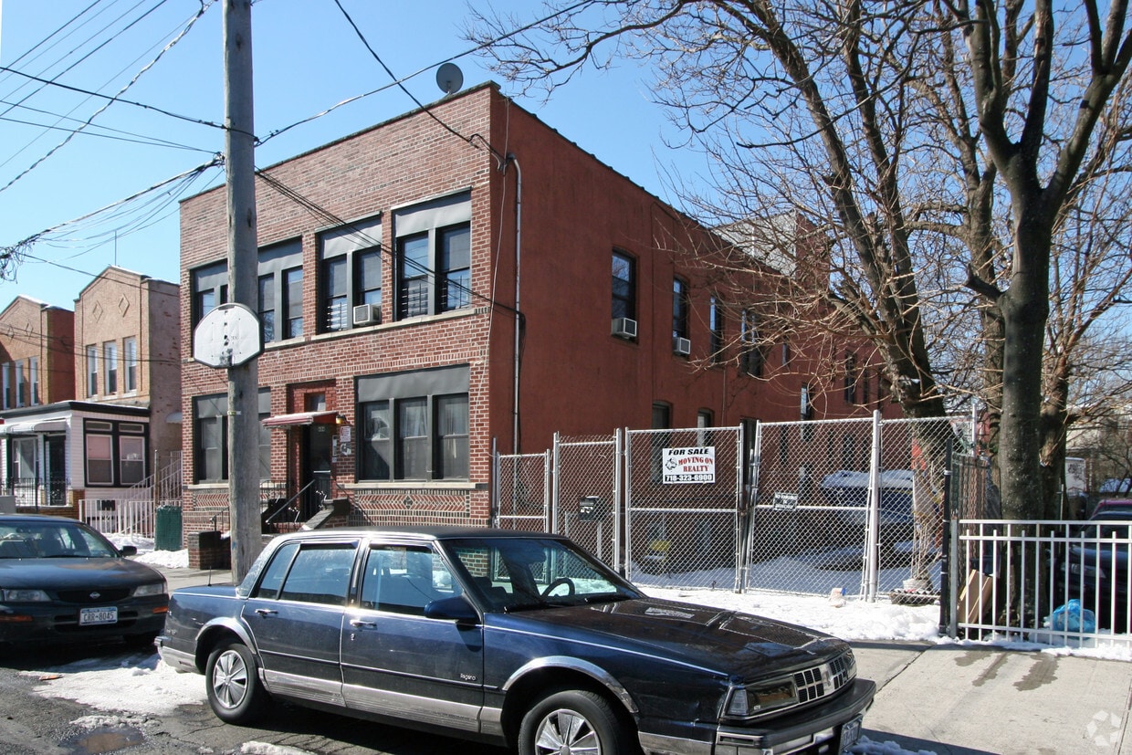 Building Photo - 484 Logan St