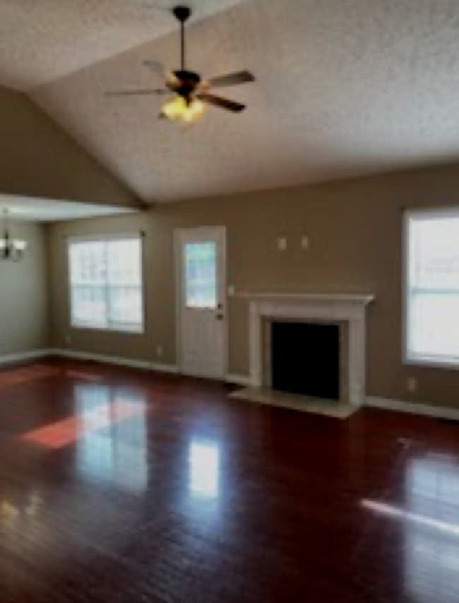 Foto del edificio - 1351 Whitt Ln