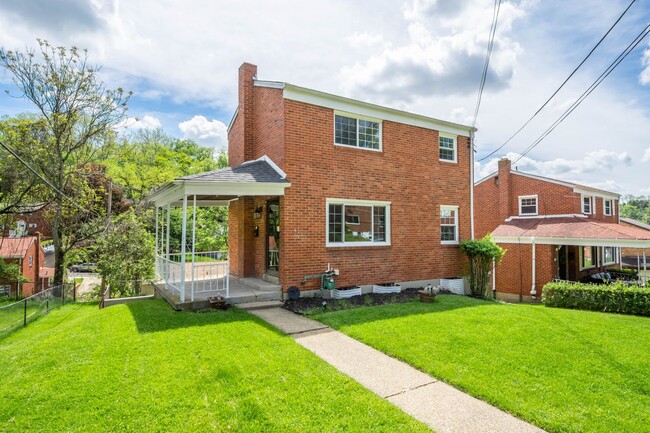 Building Photo - AVAILABLE JUNE 1ST!! STUNNING 3 BEDROOM IN...