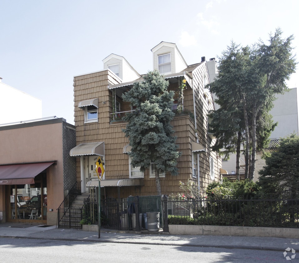 Primary Photo - 600 Lorimer St