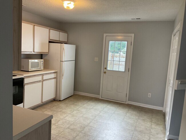 Foto del edificio - Charming two bedroom two and a half bath town home that is centrally located! Minutes to Camp Lej...