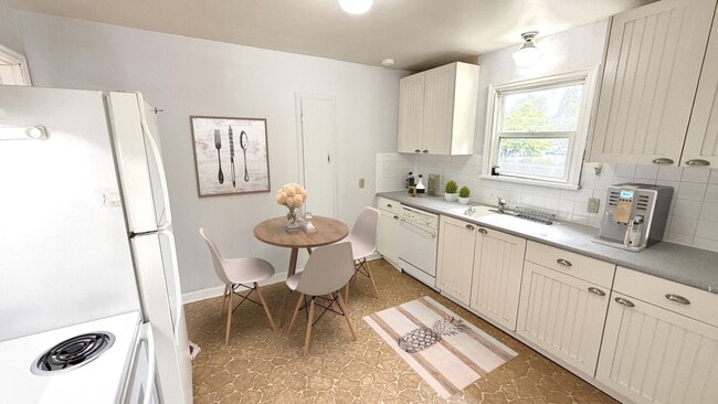 Building Photo - Renton Downtown Duplex rambler home - Move...