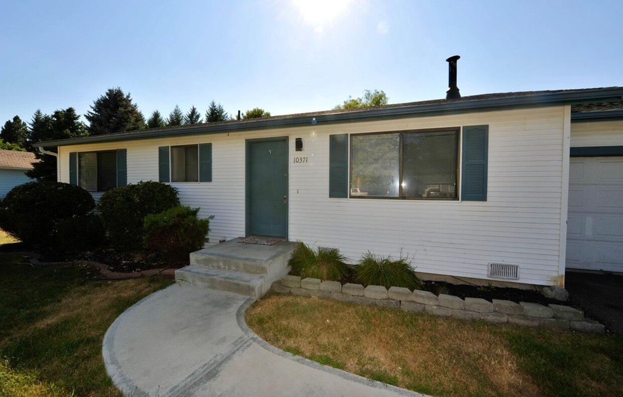 Primary Photo - 3 bed 2 bath rancher duplex close to Hayde...