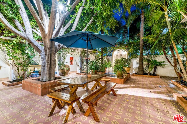 Foto del edificio - 7825 Hillside Ave