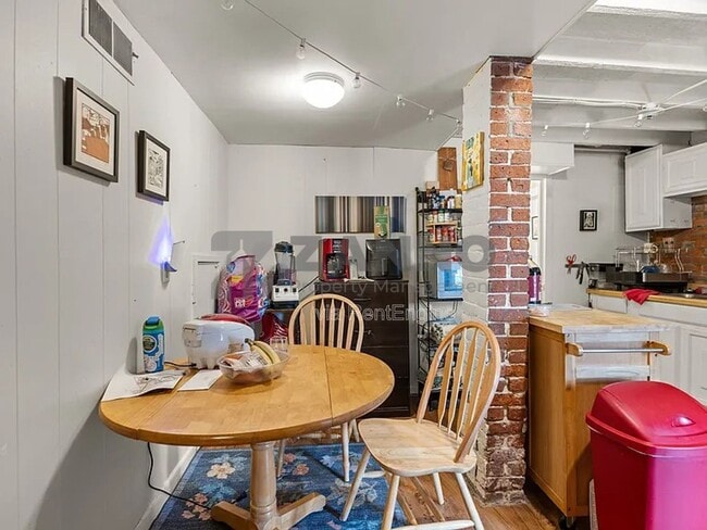 Building Photo - 35 Bowen St