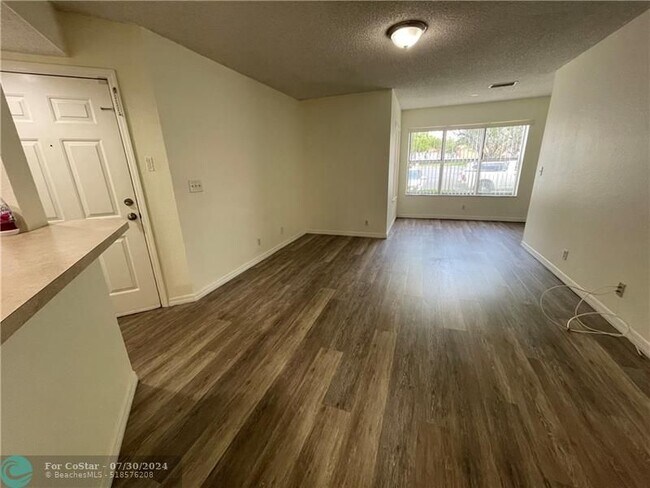Foto del edificio - 3430 Pinewalk Dr N