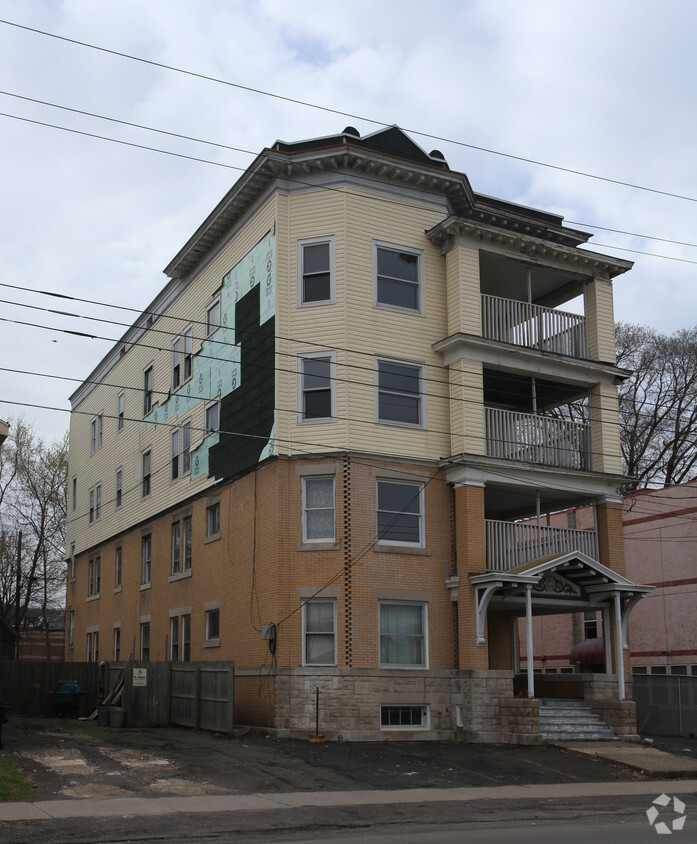 Building Photo - 100 Henry St