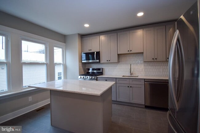 Building Photo - 207 Paxson Ave