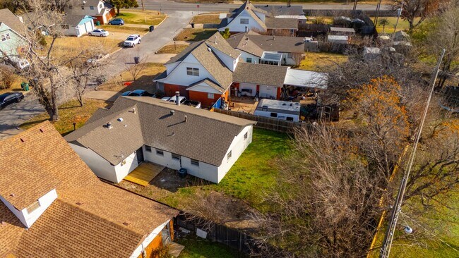 Building Photo - 4 Bedroom Must See!!