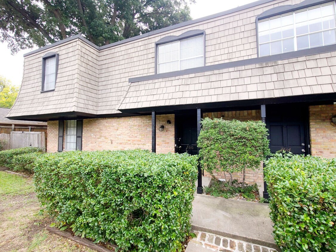Primary Photo - 3/2.5 Duplex in North Dallas