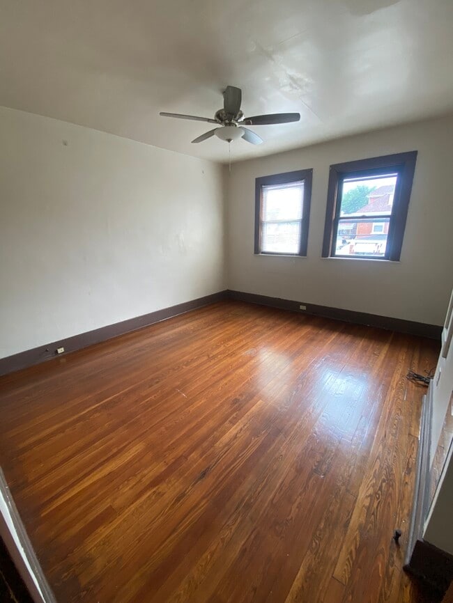 Building Photo - Large Townhouse with Off-Street Parking