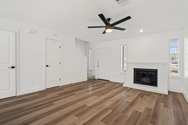 Foto del edificio - River Crossing Townhome - 2Bd-2.5BA - Redone to the Nines -  W/D - Resort Pool