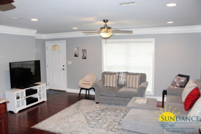 Building Photo - Beautiful Fully Furnished 3 Bedroom Home i...