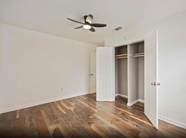 Building Photo - 6043 Lyndhurst Dr