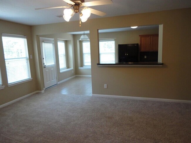 Foto del edificio - 900 Summer Wood Blvd