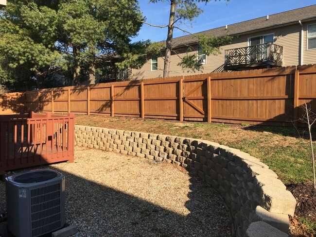 Deck with private fencing - 159 E Willow Ct