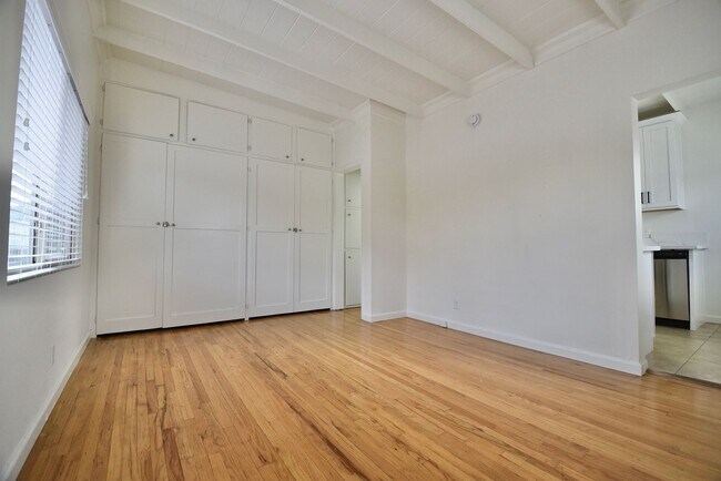 Foto del edificio - 605-609 North Hollywood Way