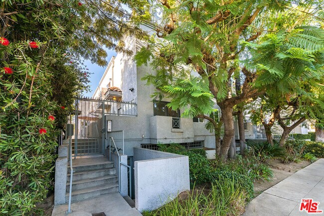 Foto del edificio - 15153 Burbank Blvd