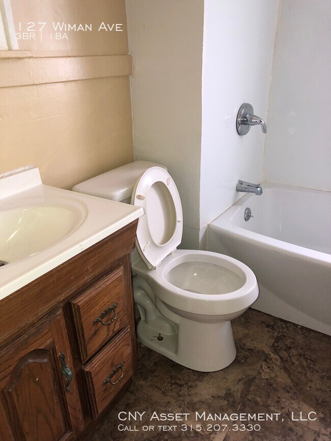 Foto del edificio - single-family home is located at 127 Wiman