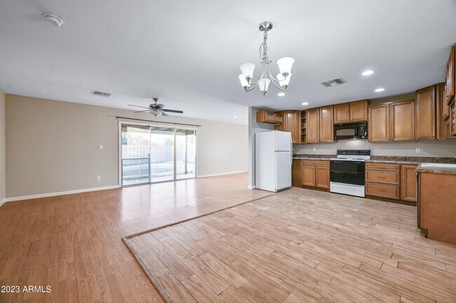 Building Photo - 1226 W Halstead Dr