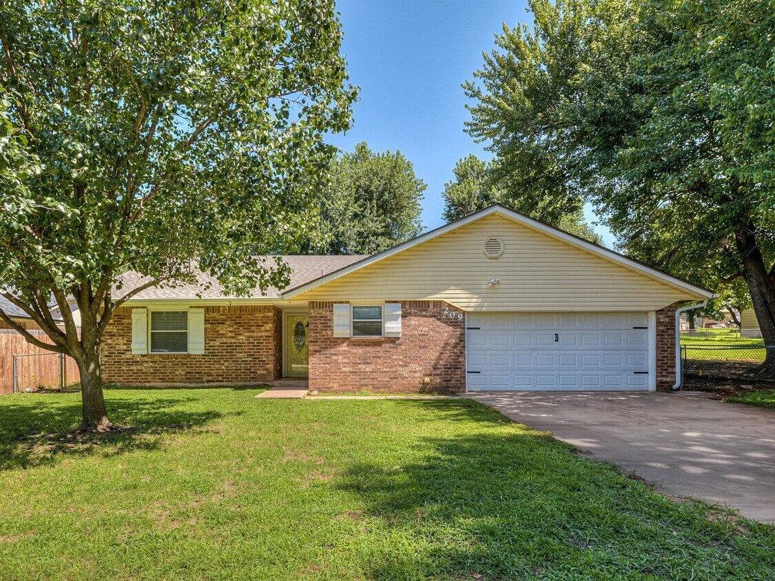 Foto principal - $300 0ff your move in for October 1st! All...