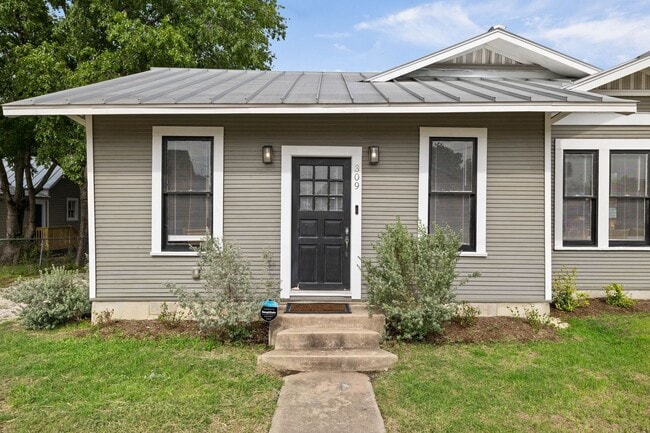 Building Photo - Adorable 3 bedroom 2 Bath home with Office...