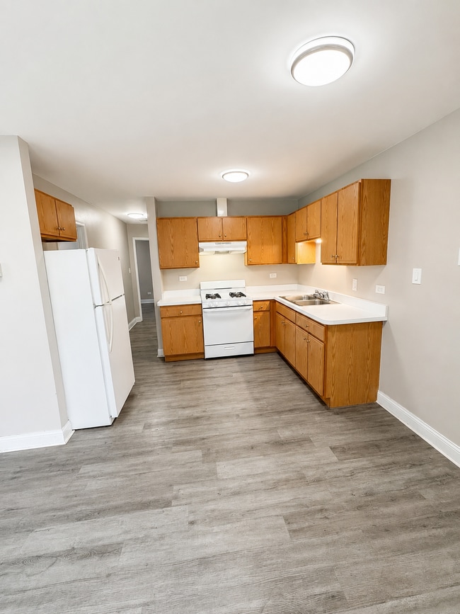 Building Photo - Updated 2-bedroom apartment with parking, front/rear access, modern flooring, full kitchen, and l...