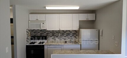 Building Photo - 7617 Fontainebleau Dr