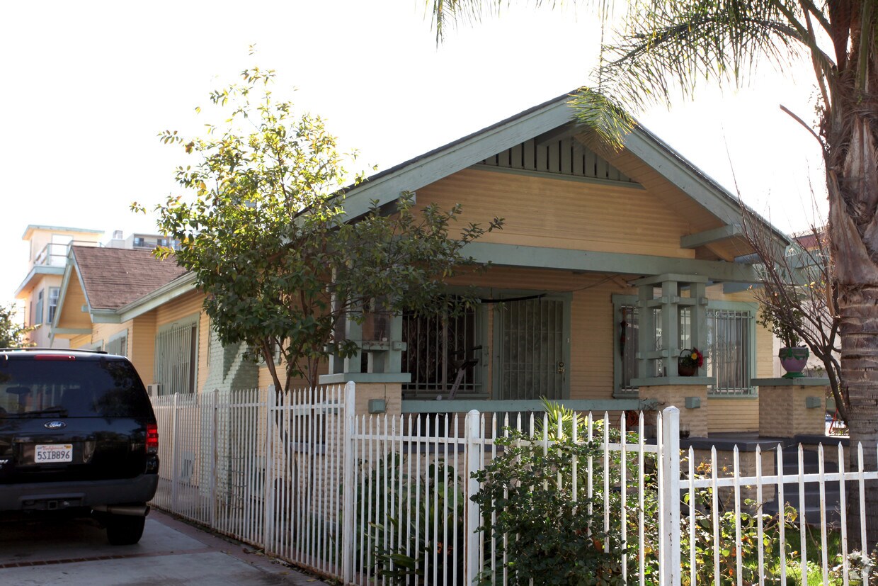 Primary Photo - 1044 Cedar Ave